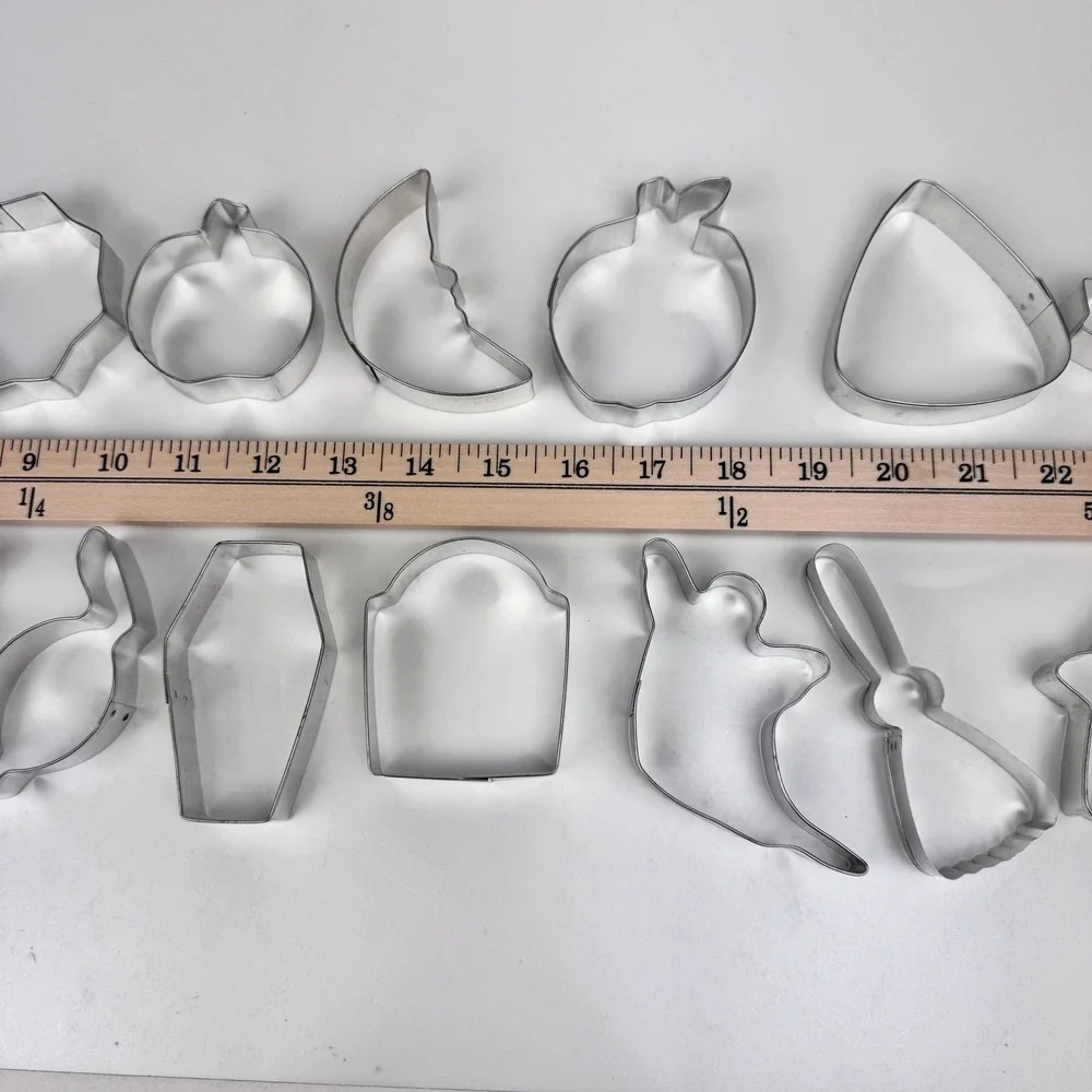 2012 Wilton Halloween Spooky Cookie Cutter Set 18 Shapes Metal Plastic Container